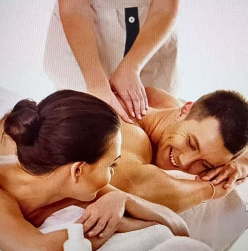Relaxing couple massage